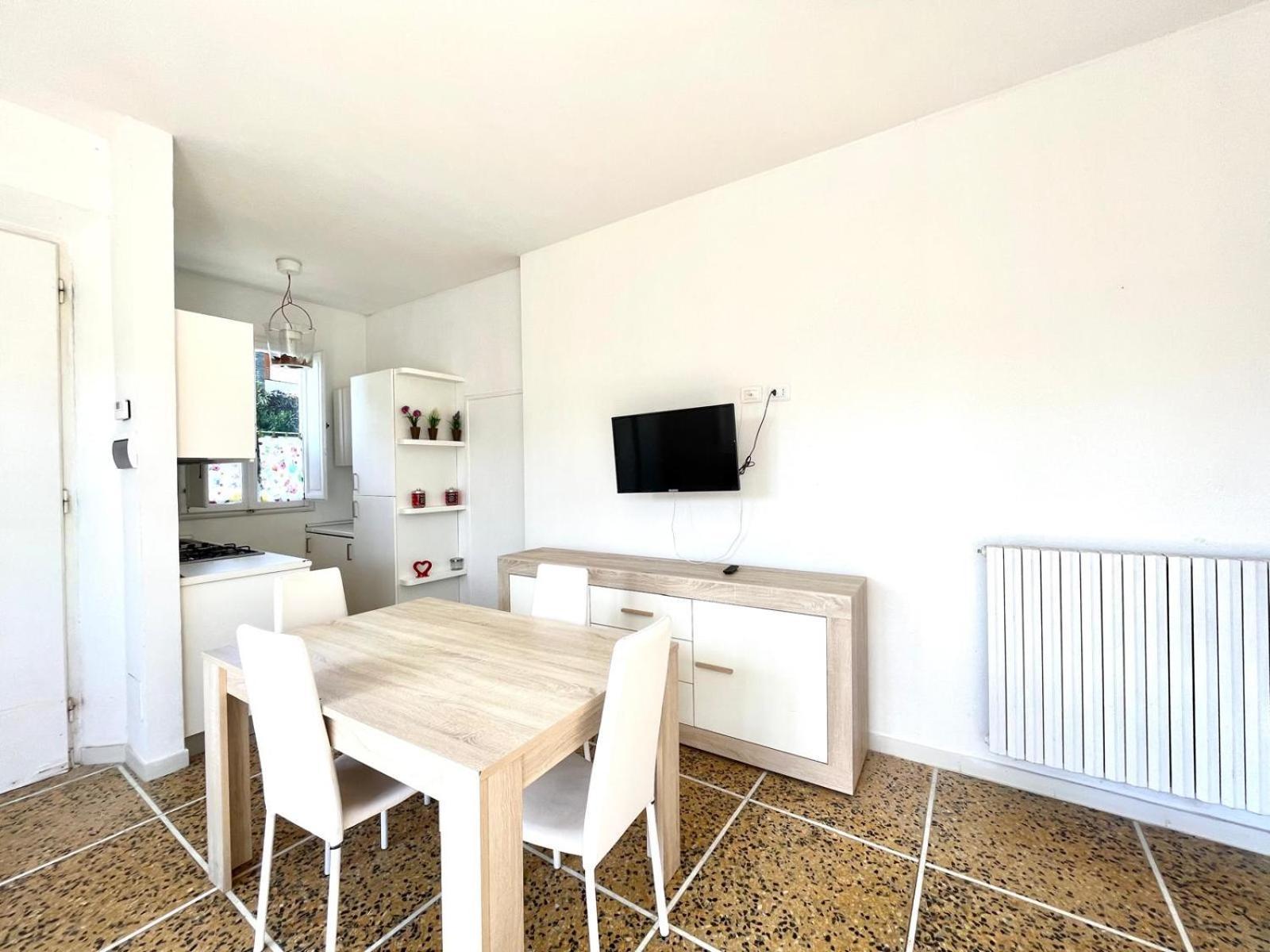 Pineta Apartament 蒂勒尼亚 外观 照片