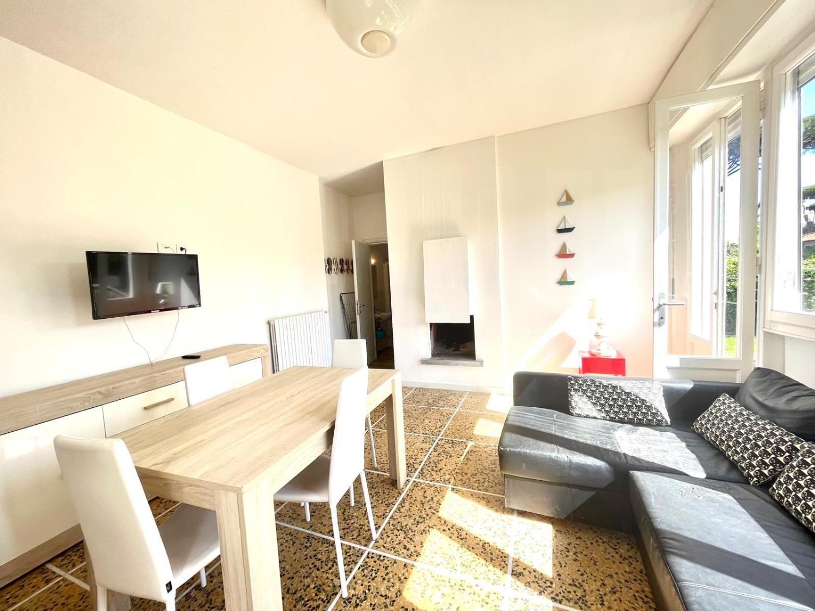 Pineta Apartament 蒂勒尼亚 外观 照片